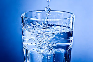 Sauberes klares Wasser im Glas - Momentaufnahme